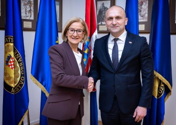 Landeshauptfrau Johanna Mikl-Leitner mit dem kroatischen Verteidigungsminister Ivan Anusic.