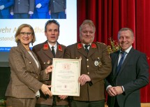 Jubiläumsurkunde an die Freiwillige Feuerwehr Alt-Waidhofen anlässlich ihres 100-jährigen Bestehens überreicht. Im Bild von links nach rechts: Landeshauptfrau Johanna Mikl-Leitner, OBI Horst Litschauer und BI Hannes Willinger, Bürgermeister Josef Ramharter