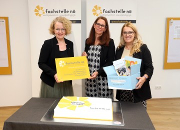 Landesrätin Christiane Teschl-Hofmeister, die Geschäftsführerin der Fachstelle NÖ, Ursula Hörhan, und Landesrätin Ulrike Königsberger-Ludwig bei der Eröffnung der neuen Büroräume der Fachstelle NÖ in St. Pölten (v.l.n.r.)