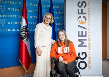 Landeshauptfrau Johanna Mikl-Leitner mit der ME/CFS-Betroffenen Bettina Wurzenberger.