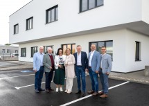 v.l.n.r.: Hollabrunns Bürgermeister und WKNÖ-Obmann Hollabrunn Alfred Babinsky, Landeshauptmann a.D. Erwin Pröll, Edith Schenter, Landeshauptfrau Johanna Mikl-Leitner, die Bauherren Martin Schenter und Christian Eibel und Bürgermeister Stefan Schröter vor den Büroflächen.