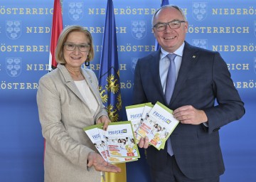 Landeshauptfrau Johanna Mikl-Leitner und LH-Stellvertreter Stephan Pernkopf mit dem neuen „ForscheN“ Magazin.