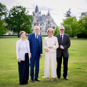 Doris Schmidauer, Bundespräsident Alexander Van der Bellen, Landeshauptfrau Johanna Mikl-Leitner und Norbert Lammert, ehemaliger Präsident des Deutschen Bundestages (v.l.n.r.).