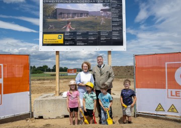 (v.l.n.r.): Familien-Landesrätin Christiane Teschl-Hofmeister mit Bürgermeister Franz Holzer und den Kindern Fanny, Jonas, Gabriel und Manuel.
