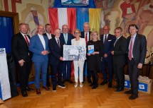 Pfarrer David Zezula, Pfarrer Mario Kietzer, Landtagsabgeordneter Alexander Schnabel, Bürgermeister a.D. Günther Leichtfried, LH-Stellvertreter Stephan Pernkopf, Landeshauptfrau Johanna Mikl-Leitner, Bürgermeister Josef Leitner, Vizebürgermeisterin Sabine Rottenschlager, Nationalrat Alois Schroll, Landtagsabgeordneter Anton Erber und Bezirkshauptmann Johann Seper (v.l.n.r.)