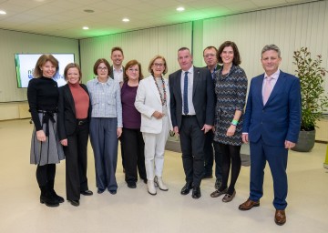 40 Jahre Umweltanwaltschaft Niederösterreich: Landeshauptfrau Johanna Mikl-Leitner und Umweltanwalt Thomas Hansmann (Mitte) sowie Landesamtsdirektor-Stellvertreterin Verena Sonnleitner (links) mit dem Team der Umweltanwaltschaft.