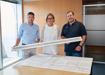 Landeshauptfrau Johanna Mikl-Leitner mit Johannes Blasl (l.) und Stefan Prichenfried (r.), Abteilung Gebäude- und Liegenschaftsmanagement.