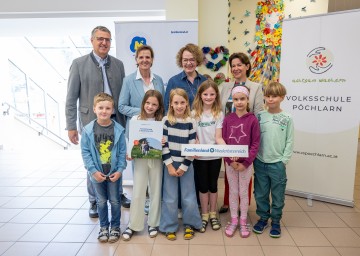 Zusammenarbeit bei der Ferienbetreuung: Krummnußbaums Bürgermeister Bernhard Kerndler, Pöchlarns Bürgermeisterin Barbara Kainz, Landesrätin Christiane Teschl-Hofmeister und Barbara Trettler, Geschäftsführerin der Familienland Niederösterreich GmbH (hinten, v.l.n.r.) mit den Kindern Maximilian, Mila, Johanna, Gloria, Valerie und Niklas (vorne, v.l.n.r.)