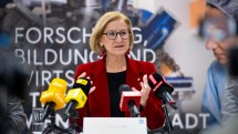 Landeshauptfrau Johanna Mikl-Leitner bei der Pressekonferenz zu Wirtschaft und Sicherheit in Wiener Neustadt.