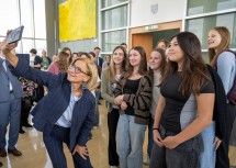 Landeshauptfrau Johanna Mikl-Leitner sprach mit Schülerinnen und Schülern des BG/BRG Neunkirchen über deren Erfahrungen zur handyfreien Zeit.