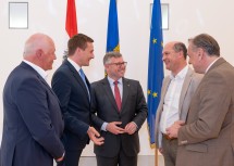 35 Millionen Euro bis 2027 für Gemeinden: Hannes Böck, Landesobmann vom Verband Freiheitlicher und Unabhängiger Gemeindevertreter NÖ, Landesrat Sven Hergovich, Landesrat Ludwig Schleritzko, Johannes Pressl, Präsident des Österreichischen Gemeindebundes und Andreas Kollross, NÖ GVV Präsident.