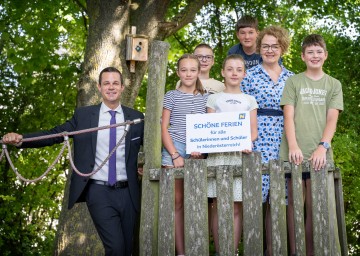 Freuen sich auf die Ferien: Bildungsdirektor Karl Fritthum, Emily, Felix, Anna, Emanuel (ÖKO Mittelschule Pottenbrunn), Bildungs-Landesrätin Christiane Teschl-Hofmeister und Matthias (ÖKO Mittelschule Pottenbrunn).