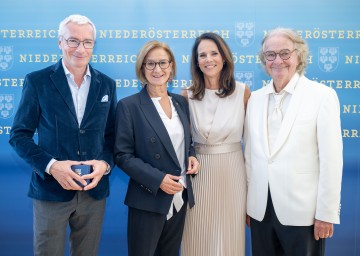 LH Mikl-Leitner überreichte hohe Ehrenzeichen an Vera Russwurm, Peter Hofbauer und Rainer Pariasek
