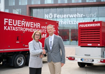 Landeshauptfrau Johanna Mikl-Leitner und Stabsleiter Stefan Kreuzer bei der Blackout-Übung „Silence 25“ in Tulln.