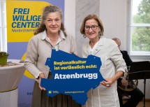 Landeshauptfrau Johanna Mikl-Leitner überreicht Bürgermeisterin Beate Jilch für die Gemeinde Atzenbrugg die Plakette „Verlässlich echt“ der Kultur.Region.Niederösterreich.