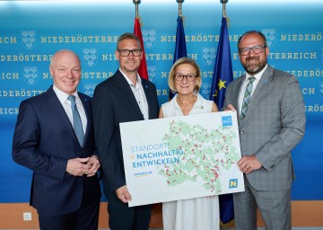 (v.l.) ecoplus Geschäftsführer Helmut Miernicki, Geschäftsfeldleiter ecoplus Investorenservice Andreas Kirisits, Landeshauptfrau Johanna Mikl-Leitner und ecoplus Prokurist Bernhard Ebner.