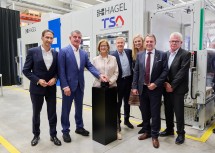 Landeshauptfrau Johanna Mikl-Leitner drückte zur Eröffnung des neuen Stanzzentrums von TSA den Buzzer gemeinsam mit dem Schweizer Unternehmer und Investor Peter Spuhler direkt vor der neuen Stanze, im Bild mit den beiden TSA-Geschäftsführern Harold Schmidt (links) und Robert Tencl (Mitte), Landtagsabgeordneter Marlene Zeidler-Beck (3.v.r.), WKNÖ-Präsident Wolfgang Ecker (2.v.r.) und TSA-Aufsichtsratsmitglied Peter Jenelten (rechts).