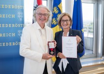 Peter Hofbauer erhielt das „Österreichische Ehrenkreuz für Wissenschaft und Kunst“, überreicht von Landeshauptfrau Johanna Mikl-Leitner.