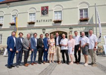 Landeshauptfrau Johanna Mikl-Leitner mit Fest- und Ehrengästen anlässlich „100 Jahre Stadterhebung Scheibbs“.