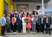 Landeshauptfrau Johanna Mikl-Leitner und Bezirkshauptfrau Alexandra Grabner-Fritz (Mitte) mit den Bürgermeisterinnen und Bürgermeistern des Bezirks Neunkirchen.