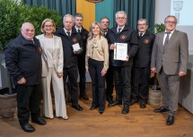 Ehrenurkunde der Marktgemeinde Göpfritz an der Wild in Gold für den Feuerwehrmuseumsverein, im Bild mit Landeshauptfrau Johanna Mikl-Leitner (2.v.l.), Bürgermeisterin Silvia Riedl-Weixlbraun (Mitte) und Vizebürgermeister Werner Scheidl (rechts).