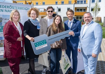 Im Bild von links nach rechts: Dritte Landtagspräsidentin Elvira Schmidt, Wohnbau-Landesrätin Christiane Teschl-Hofmeister, Maximilian Reim, Lisa Mayer, Geschäftsführer Roland Kreuter (Gemeinnützige Wohnungsgesellschaft Arthur Krupp) und Bürgermeister Thomas Sabbata-Valteiner