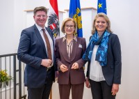 LH Mikl-Leitner bei Amtsübergabe an der Bezirkshauptmannschaft Gmünd: Giller-Schilk folgt Pehofer nach