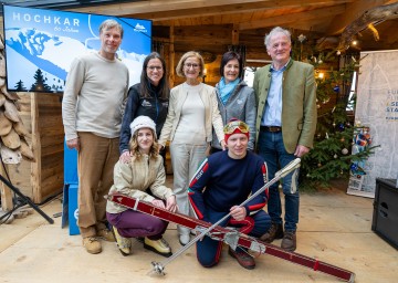 Thomas Sykora, Geschäftsführerin Veronika Nutz, Landeshauptfrau Johanna Mikl-Leitner, Kathrin Zettel und Bürgermeister Fritz Fahrnberger mit Modells im 60er-Jahre Ski-Outfit.