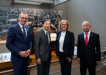 Bei Toyota: ecoplus-Aufsichtsratsvorsitzender Jochen Danninger, Chiaki Yamaguchi (Honorarkonsul) Landeshauptfrau Johanna Mikl-Leitner, Riki Inuzuka (designierter Honorarkonsul).