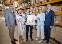 Mit dem „digi.case-Set“ der Firma Winkler Schulbedarf (v.l.n.r.): Thomas Kraushofer (Bürgermeister Karlstetten), Maria und Karl Winkler mit ihrer Tochter, Landeshauptfrau Johanna Mikl-Leitner und WKNÖ-Vizepräsident Christian Moser.