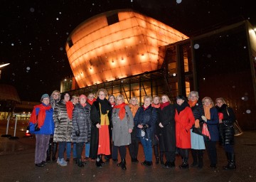 (v.l.n.r.) Frauen-Landesrätin Christiane Teschl-Hofmeister (7.v.l.) und Bettina Masuch (5.v.r.), künstlerische Leiterin des Festspielhauses, mit Vertreterinnen des Soroptimist International Club Allegria St. Pölten vor dem Festspielhaus in St. Pölten.
