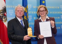 Universitätsdozent in Ruhe, Dipl.-Ing. Dr. Johannes Riegl, Gründer und CEO der RIEGL-Gruppe, erhielt aus den Händen von Landeshauptfrau Johanna Mikl-Leitner das „Silberne Komturkreuz des Ehrenzeichens für Verdienste um das Bundesland Niederösterreich“.