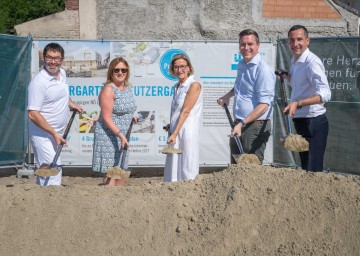Spatenstich für den neuen Landeskindergarten beim UK Klosterneuburg (v.l.n.r.): Herbert Huscsava, Ärztlicher Direktor UK Klosterneuburg, Vizebürgermeisterin Maria Theresia Eder, Landeshauptfrau Johanna Mikl-Leitner und LGA-Vorstand Bernhard Kadlec.
