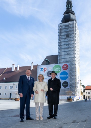 Landeshauptfrau Johanna Mikl-Leitner mit (re.) Diözesanbischof Alois Schwarz und (li.) Bürgermeister Matthias Stadler.