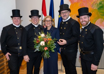 Landesinnungsmeister Stellvertreter Adalbert Svec, Landesinnungsmeister Stellvertreter Markus Köck, Landeshauptfrau Johanna Mikl-Leitner, Landesinnungsmeister Matthias Vetiska und Landesinnungsmeister Stellvertreter Markus Pirringer (v.l.n.r.)