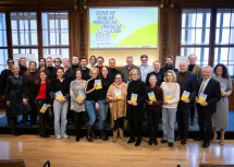 Gruppenfoto mit Regisseurinnen und Regisseuren sowie Schauspielerinnen und Schauspielern der Festspiele Reichenau.