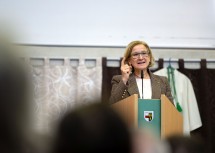 Landeshauptfrau Johanna Mikl-Leitner bei ihrer Festansprache im Mehrzwecksaal der Marktgemeinde Irnfritz-Messern