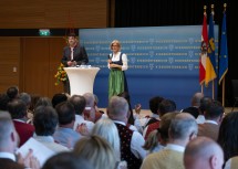 Landeshauptfrau Johanna Mikl-Leitner und Landesobmann Bernhard Thain bei der Überreichung der Ehrenpreise für die NÖ Blasmusikkapellen auf Schloss Zeillern.