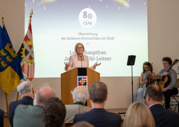 Landeshauptfrau Johanna Mikl-Leitner bei Ihrer Dankesrede zur Verleihung des Goldenen Ehrenschildes der ÖJAB.