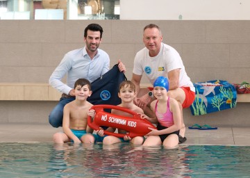 LH-Stellvertreter Udo Landbauer und Projekt-Schirmherr Toni Pfeffer gemeinsam mit den „Schwimm Kids“ Filip, Lio und Jana