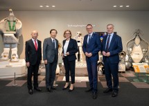 Riki Inuzuka, Chiaki Yamaguchi, Landeshauptfrau Johanna Mikl-Leitner, exopolus-Aufsichtsrastsvorsitznder Jochen Danninger, WK-Vizepräsident Christian Moser.
