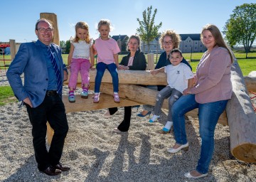 Eröffnung in Göllersdorf: Bürgermeister Josef Reinwein, Neela, Antonia, Kindergarteninspektorin Doris Bayer, Familienlandesrätin Christiane Teschl-Hofmeister, Raphael und Kindergartenleiterin Susanne Frank. (v.l.n.r.)
