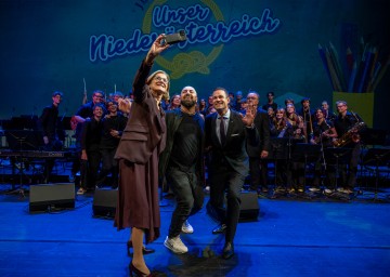 Landeshauptfrau Johanna Mikl-Leitner mit (v.l.) Keynote Speaker Ali Mahlodji, Bildungsdirektor Karl Fritthum und der Big Band des BORG Krems beim „Welcome on Bord“ für neue Landeslehrerinnen und Landeslehrer im Festspielhaus St. Pölten.