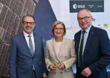 ESA-Generaldirektor Josef Aschbacher, Landeshauptfrau Johanna Mikl-Leitner und LH-Stellvertreter Stephan Pernkopf 