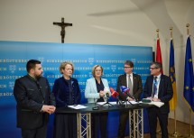 Bei der Pressekonferenz im Wiener Palais NÖ (v.l.n.r.): Bürgermeister Johannes Gumprecht, Landesrätin Christiane Teschl-Hofmeister, Landeshauptfrau Johanna Mikl-Leitner, Minister Martin Polaschek und Jens Schneider, Rektor der TU Wien.