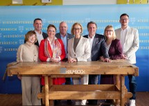 Diskutierten und berateten über die Zukunft des Handwerks im Rahmen von „Wirtschaft und Arbeit im Dialog“: Barbara Ascher, Vizepräsidentin der Industriellenvereinigung Niederösterreich, Günther Widy, Leiter des Sozialministeriumservice Niederösterreich, Landesrätin Susanne Rosenkranz, Arbeiterkammer Niederösterreich-Präsident und ÖGB Niederösterreich-Vorsitzender Markus Wieser, Landeshauptfrau Johanna Mikl-Leitner, Wolfgang Ecker, Präsident der Wirtschaftskammer Niederösterreich, Sandra Kern, Landesgeschäftsführerin AMS Niederösterreich, und Tischlerei-Inhaber Helmut Krumböck. (v.l.n.r.)