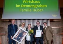 Landeshauptfrau Johanna Mikl-Leitner mit (li.) Michael Duscher (GF NÖ Werbung) und (re.) Wirtshauskultur-Obmann Hartmuth Rameder den Titel „Bild des Jahres“ an Martin Huber und Monika Huber-Riedler vom Wirtshaus im Demutsgraben.