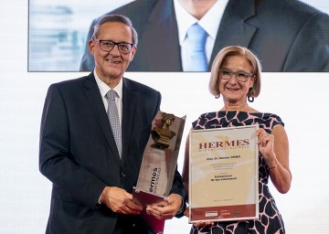 Landeshauptfrau Johanna Mikl-Leitner mit Preisträger Günther Ofner, Vorstandsdirektor der Flughafen Wien AG.