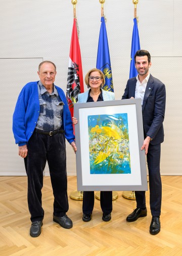 Maler Christian Ludwig Attersee, Landeshauptfrau Johanna Mikl-Leitner und LH-Stellvertreter Udo Landbauer (v.l.n.r.) bei der Überreichung der Bildspende.