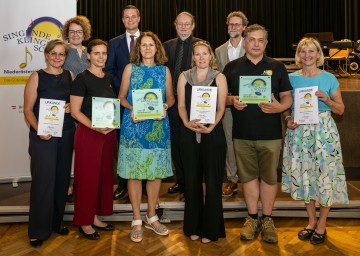 (v.l.n.r.): Barbara Faltl (BORG Krems), Bildungs-Landesrätin Christiane Teschl-Hofmeister, Agnes Frittum (BORG Krems), Bildungsdirektor Karl Fritthum, Martha Hollergschwandtner (VS Sieghartskirchen), Fachinspektor Andreas Gruber, Simone Biri-Langthaler (VS Sieghartskirchen), Christian Hübner (NÖ Bildungsdirektion), Alfred Hertler-Zederbauer und Martina Teufl (beide Musik-Mittelschule Herzogenburg).
